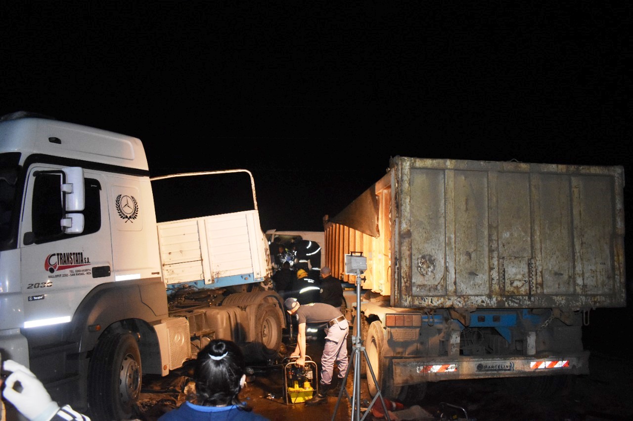 Dos camiones chocaron sobre la Ruta Nacional 11 y dejó un herido grave -  Siempre Formosa