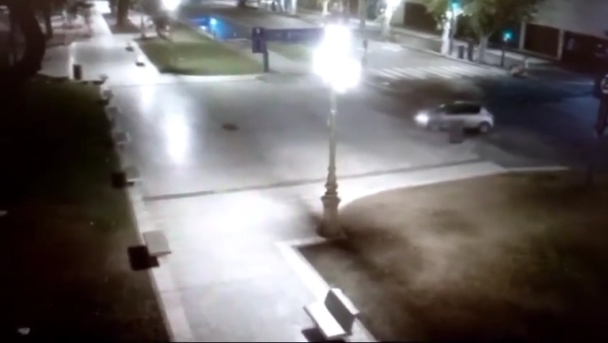 Manejaba alcoholizado, se subió a la plaza Congreso y se quedó dormido. Foto: Captura de video.