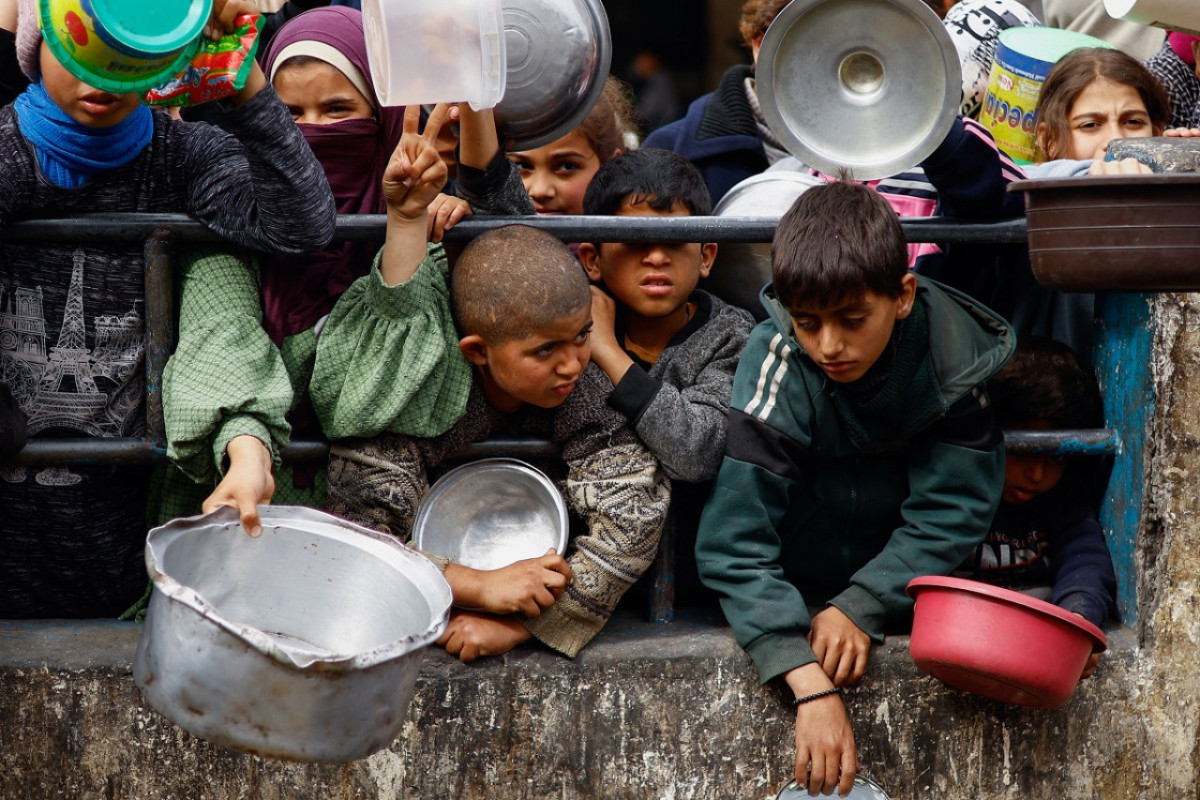 Niños en la Franja de Gaza; hambruna. Foto: Reuters.