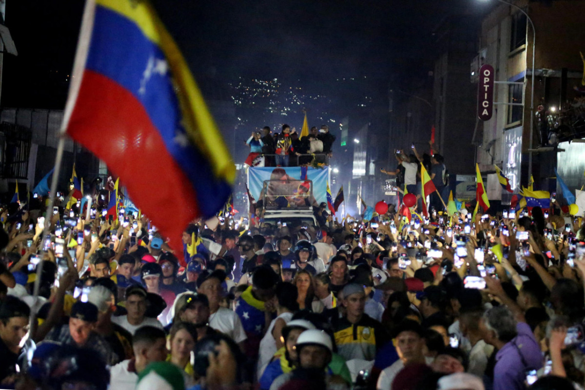 Multitudinaria marcha de la oposición en Venezuela. Foto: EFE.