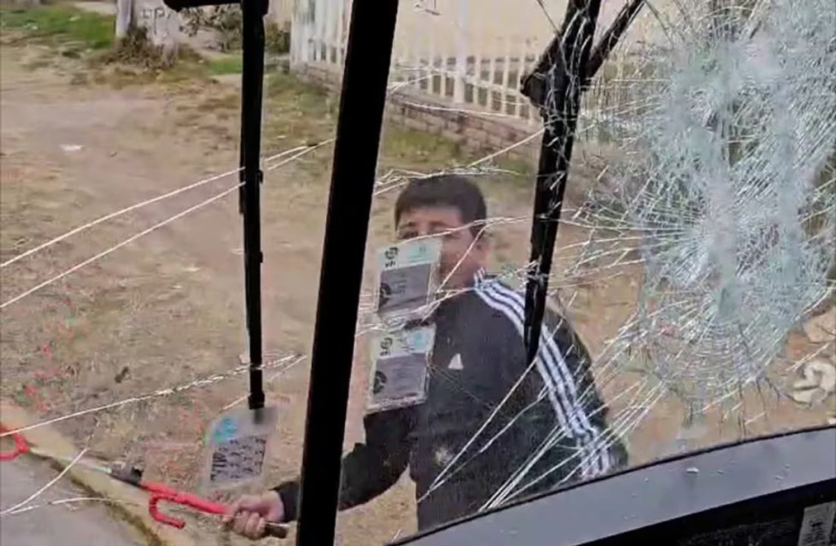 Conductor rompió el parabrisas de un colectivo con un trabavolante en Córdoba. Foto: Captura de video.