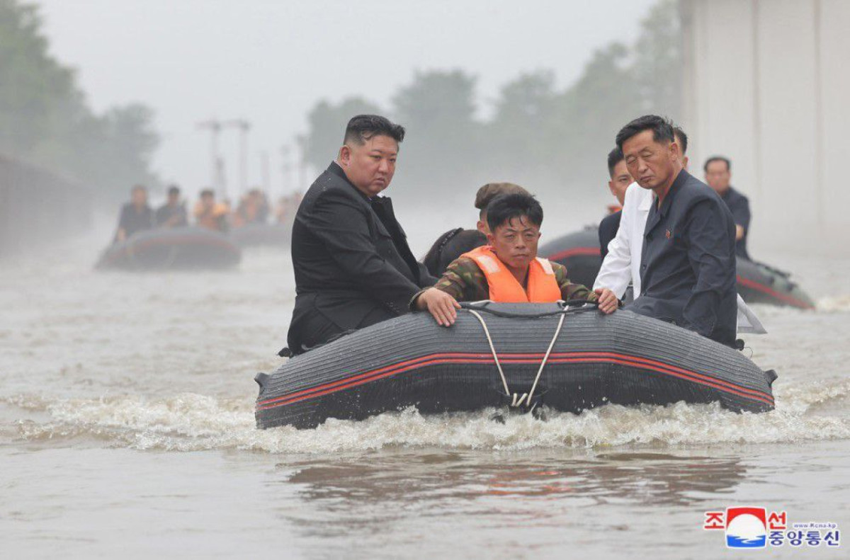 Kim Yong-un en zona de inundaciones en Corea del Norte.