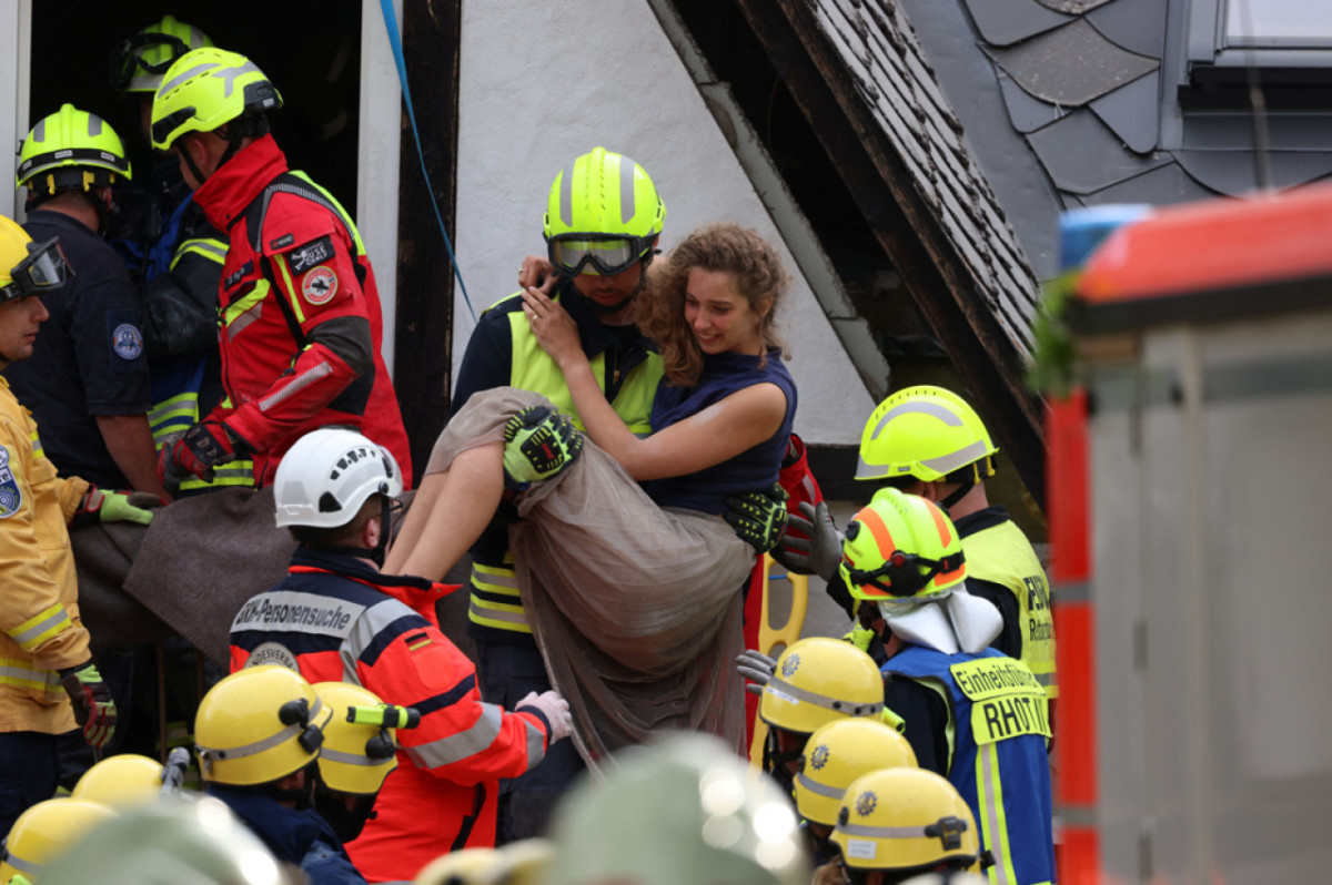 Los trabajos de los rescatistas ayudando a las víctimas. Foto: Reuters.