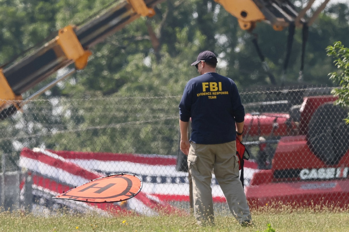 Agente del FBI en el predio del atentado a Trump. Foto: Reuters