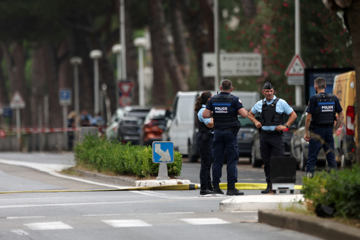 Un policía francés, herido en un incendio intencional frente a una sinagoga. Foto: Reuters