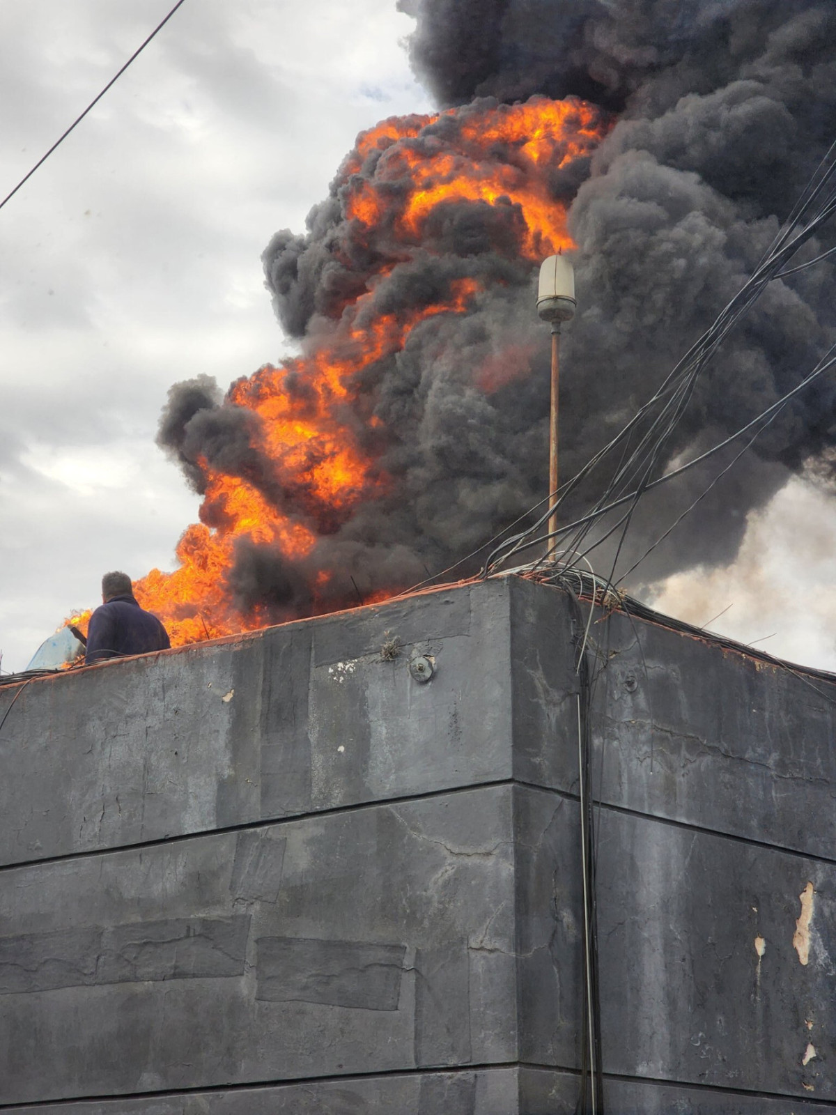 Incendio en un edificio de Retiro. Foto: X.