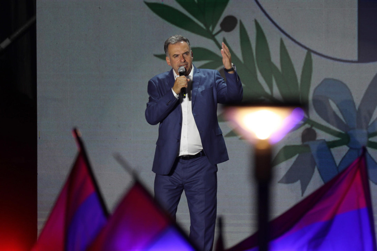 El candidato del Frente Amplio, Yamandú Orsi, habla a sus seguidores tras ganar en las elecciones presidenciales de este domingo en Montevideo (Uruguay). EFE