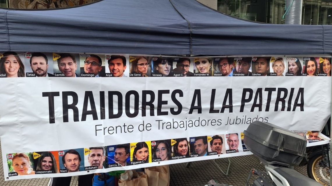 En las inmediaciones del Congreso se dieron manifestaciones en contra de los legisladores de la Unión Cívica Radical