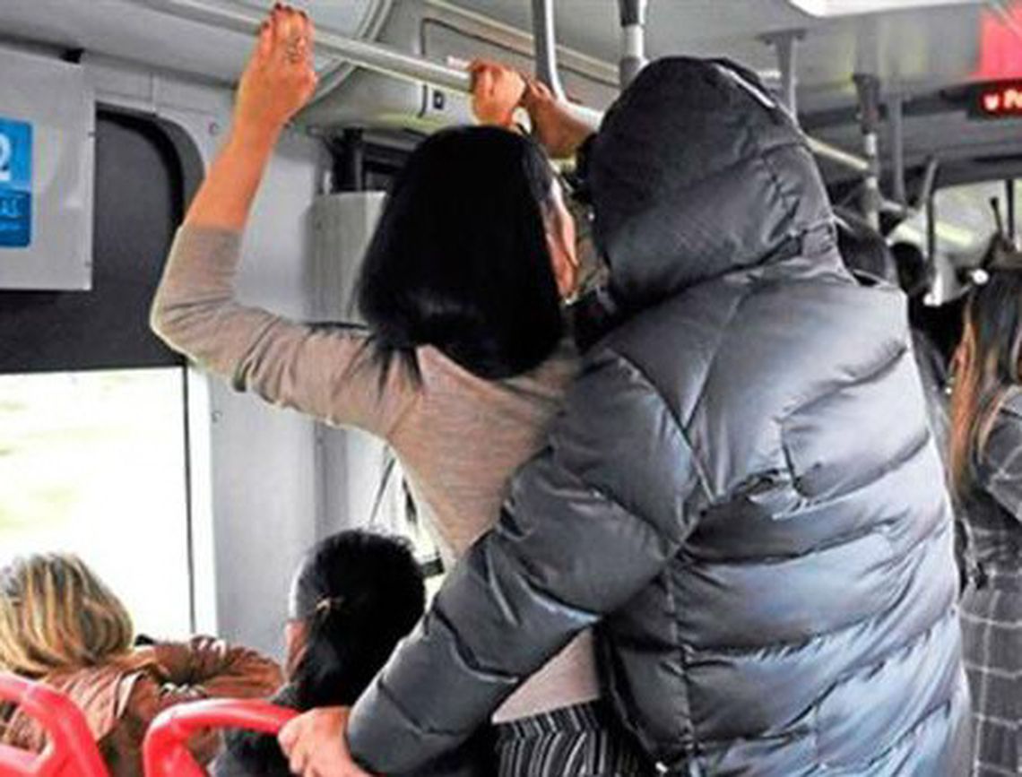 Crecen los abusos a mujeres en el transporte público.