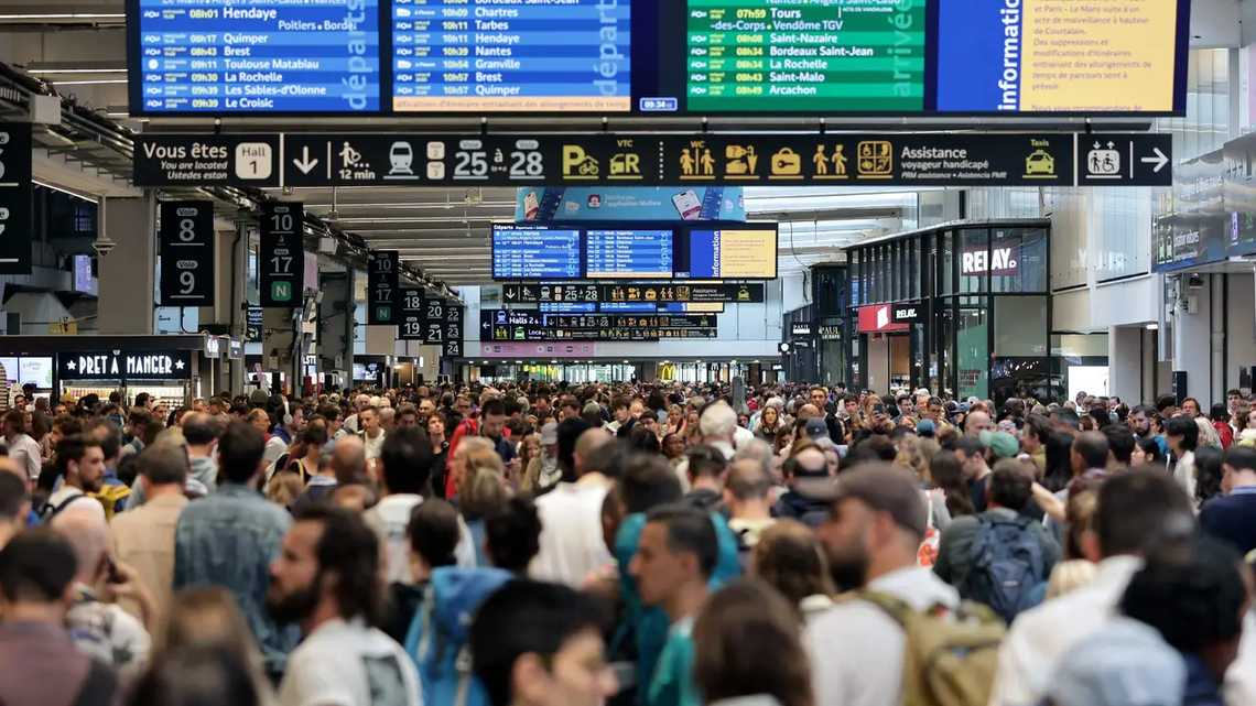 Francia colapsada - Usuarios de trenes de alta velocidad no pueden embarcar por cancelación del servicio por sabotaje