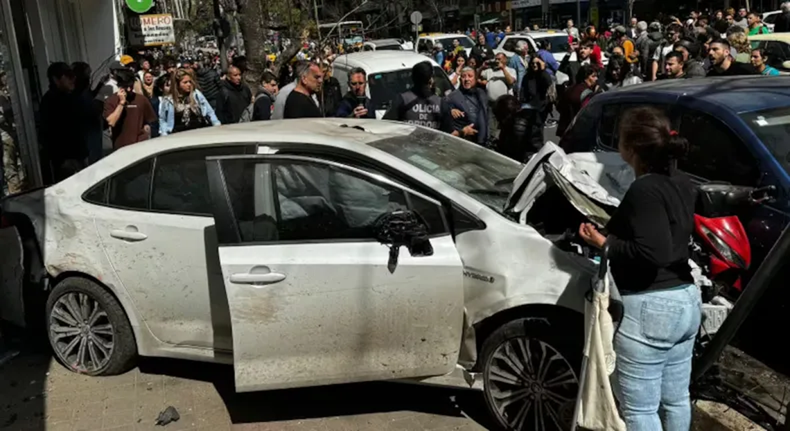 El vehículo Toyota Corolla terminó incrustado en un negocio.