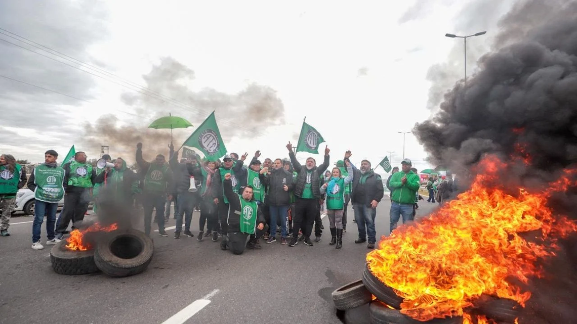 Los manifestantes de ATE protestaron en las inmediaciones del aeropuerto de Córdoba.