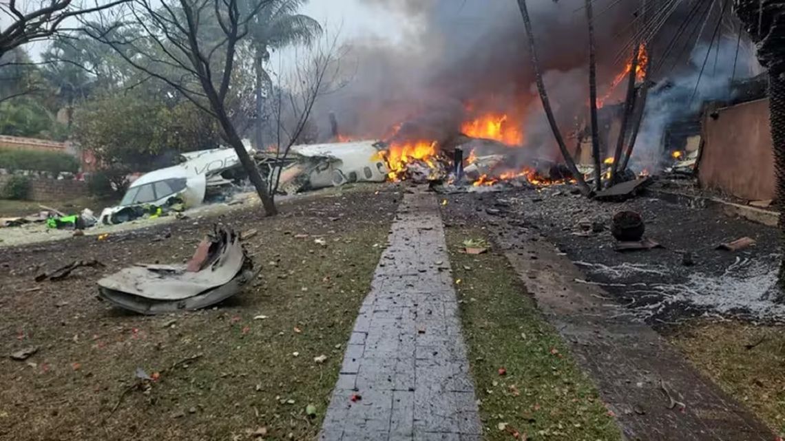 El avión cayó sobre una zona residencial de Vinhedo