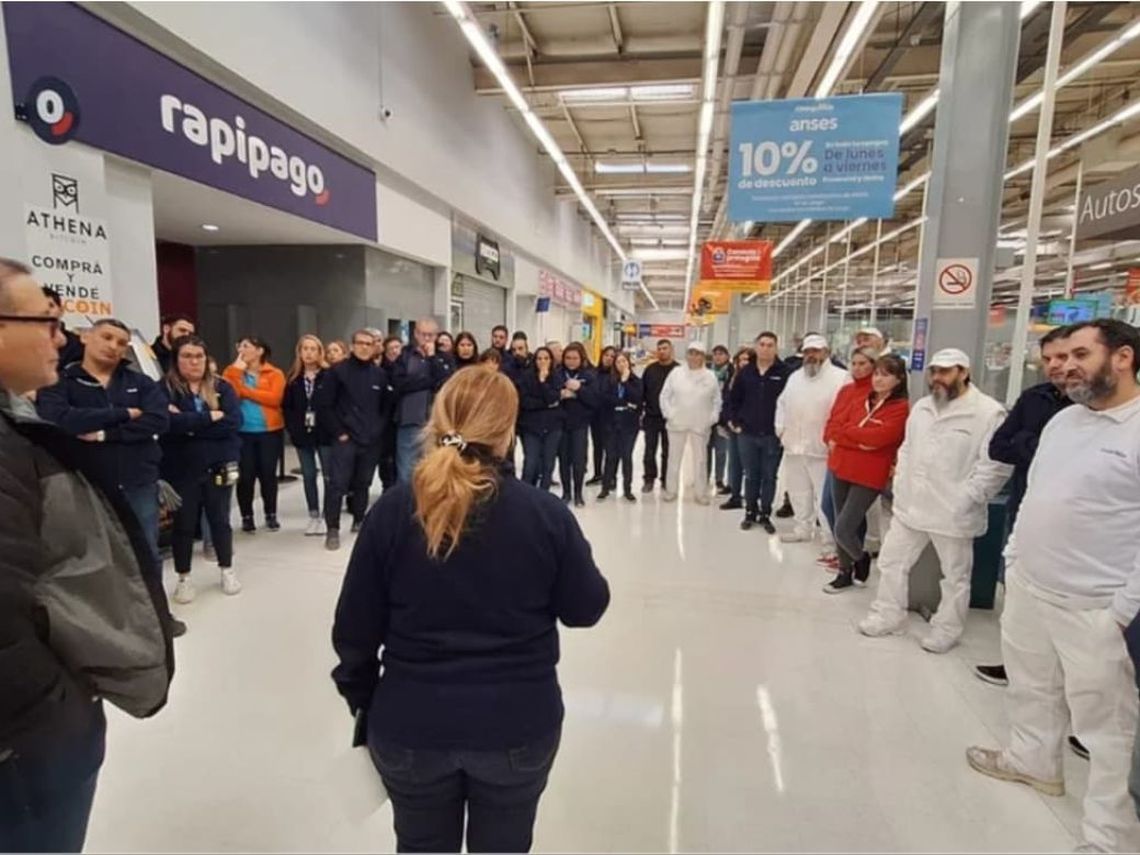 La cadena de supermercados ChangoMás despidió este miércoles a por lo menos 152 empleados de 8 sucursales de todo el país.