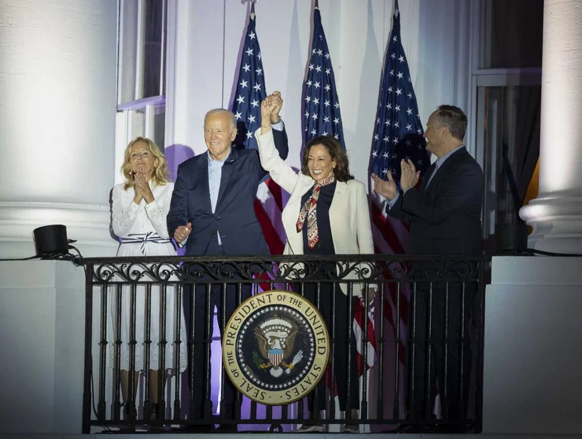 Joe Biden levanta el brazo a Kamala Harris.