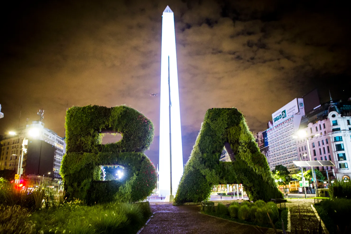 Tragedia en el Obelisco: un hincha se cayó de un monumento y falleció