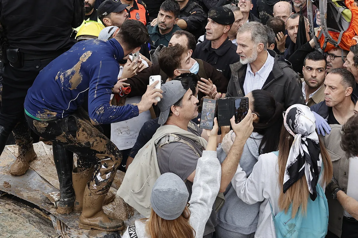 El rey Felipe VI fue abucheado durante su recorrida por Paiporta.