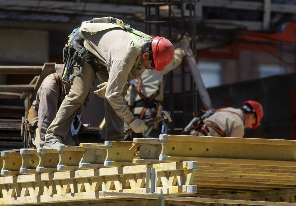 El freno a la obra pública complica el empleo en la construcción.