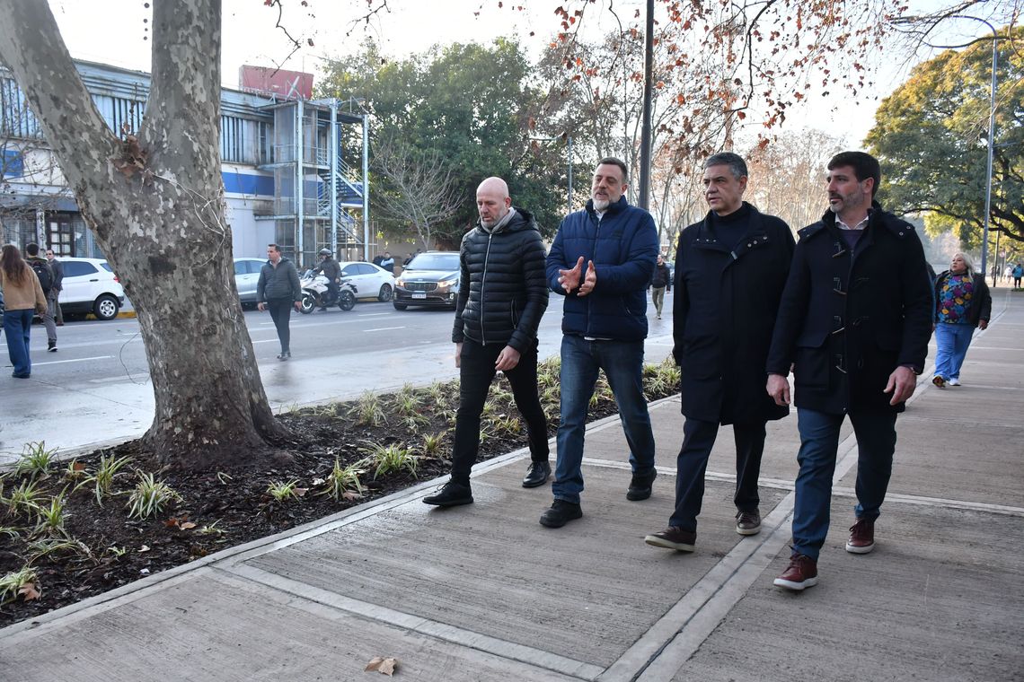 Jorge Macri y miembros de su gabinete recorren el paseo de Retiro donde funcionada la feria ilegal Perette