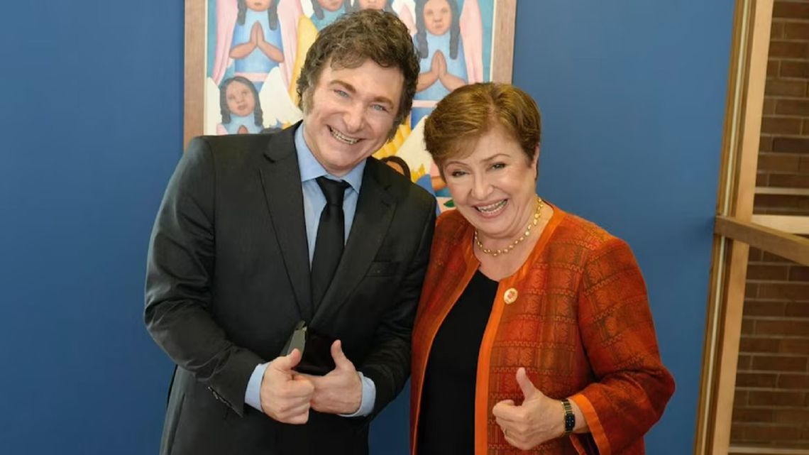 Javier Milei y Kristalina Georgieva posando con la postura característica del presidente argentino.