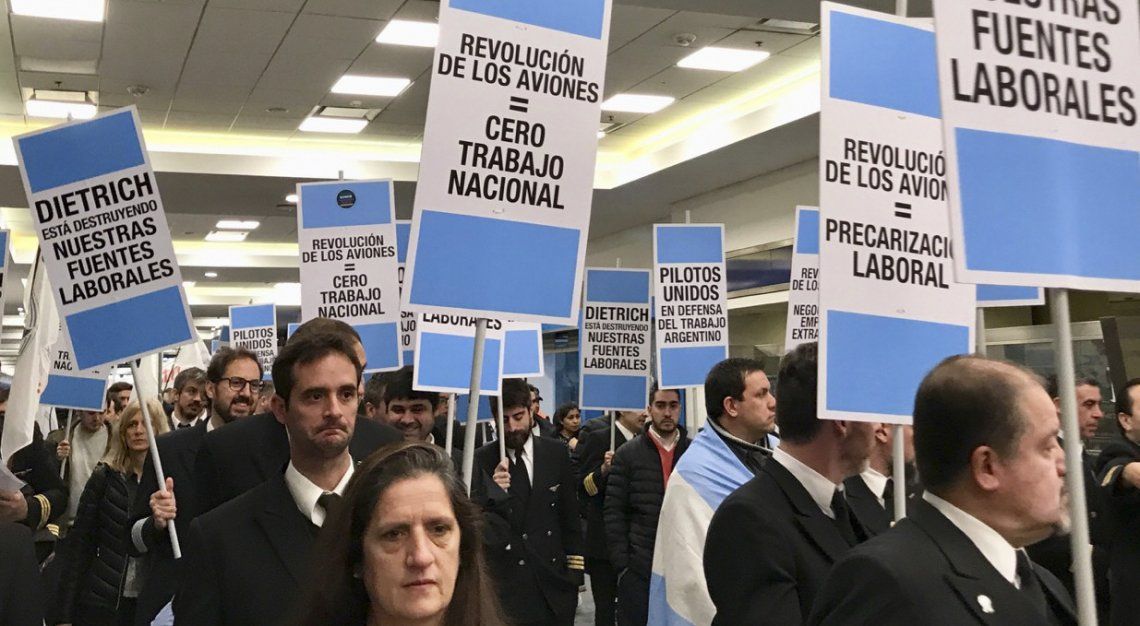 Los aeronáuticos levantaron las medidas de fuerza.