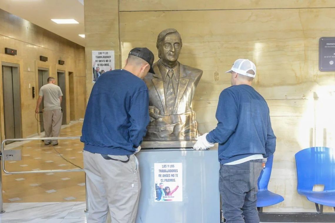 El busto del expresidente Néstor Kirchner se encontraba en las oficinas de ANSES de la Avenida Paseo Colón.