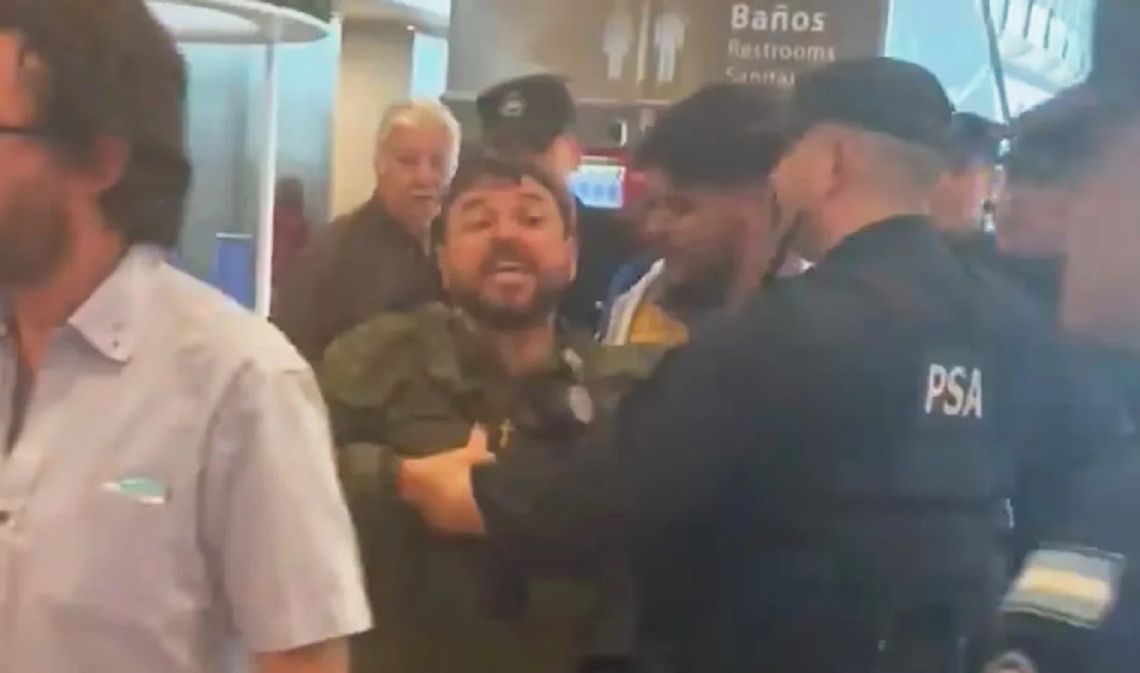 Juan Grabois tuvo que ser contenido por efectivos policiales en Ezeiza.