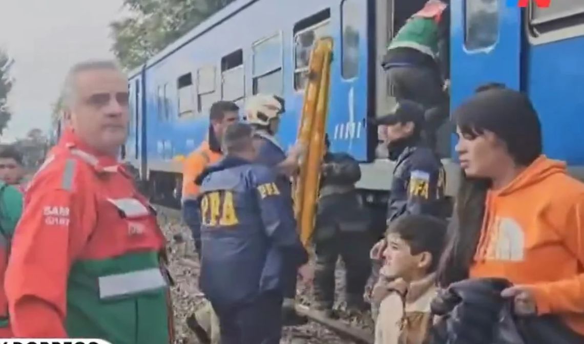 Choque de trenes en Palermo. El SAME está trabajando en el lugar.