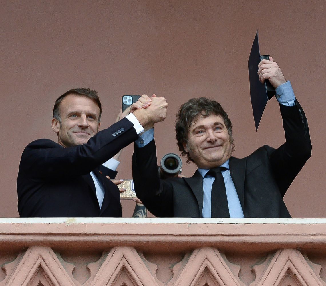 Javier Milei y Emmanuel Macron saludaron desde uno de los balcones de Casa Rosada.