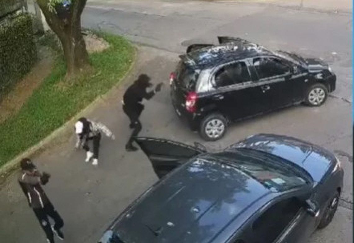 La víctima fue ejecutada por la espalda cuando se alejaba del intento de robo del auto del que se terminaba de bajar.