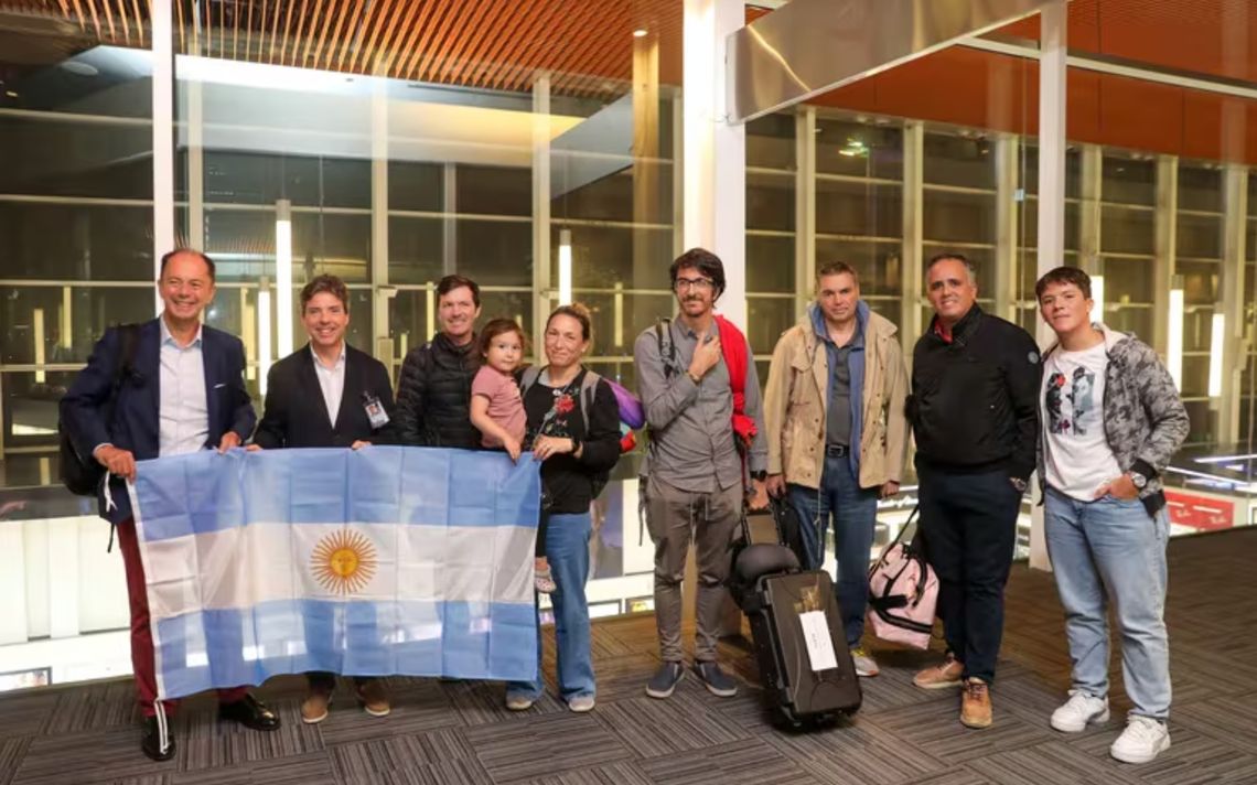 Los diplomáticos argentinos arribaron al aeropuerto internacional de Ezeiza luego de un viaje extenso.