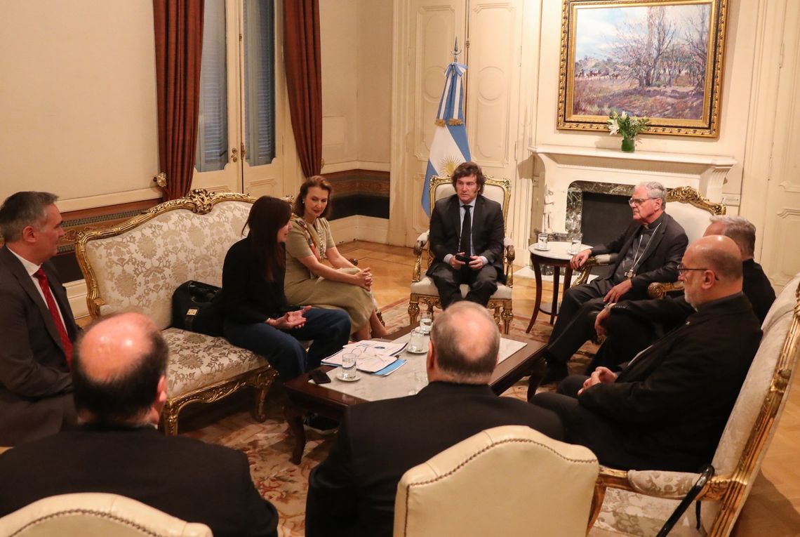 Monseñor Ojea y otros integrantes de la Conferencia Episcopal