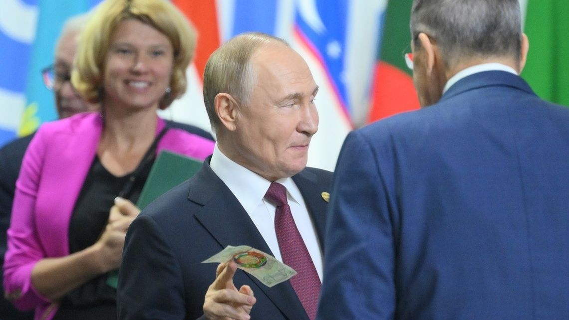 Vladimir Putin con el billete de los BRICS