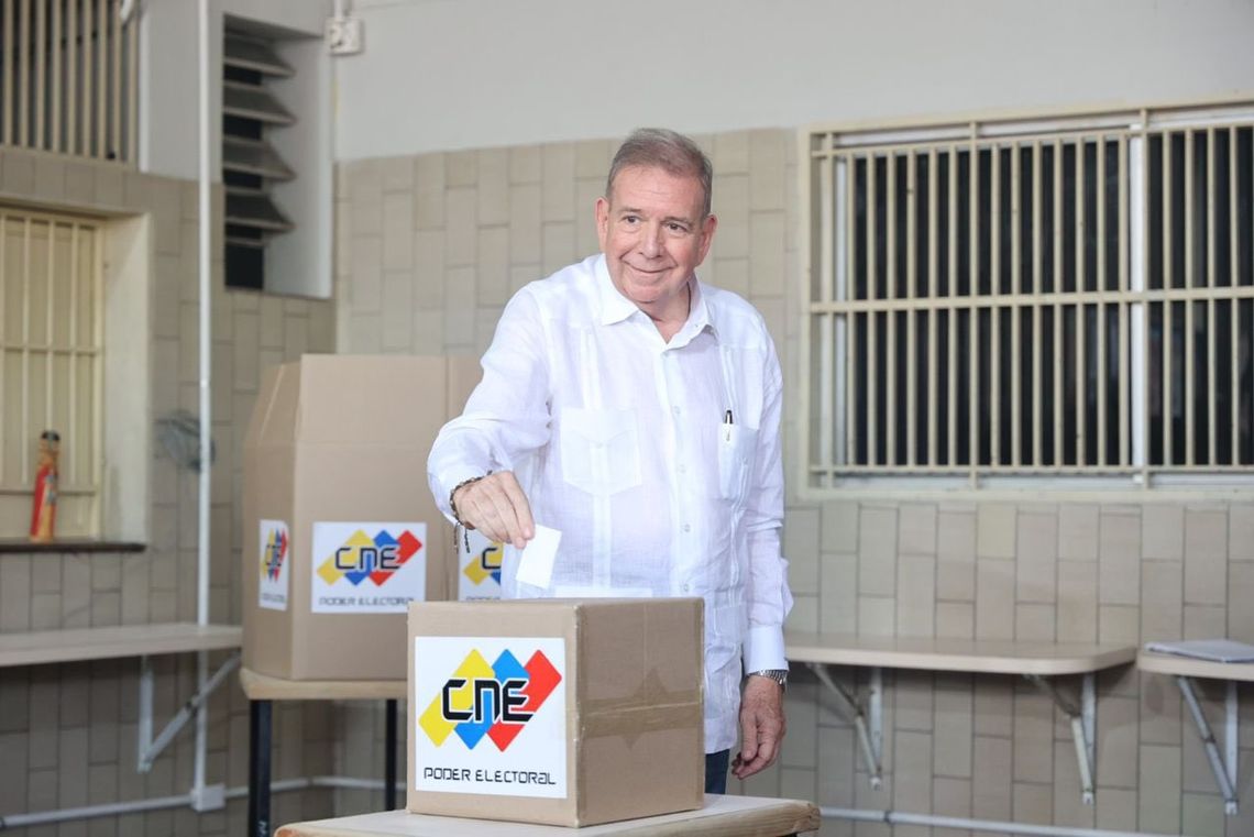 Edmundo González Urrutia emitió su voto en Caracas.