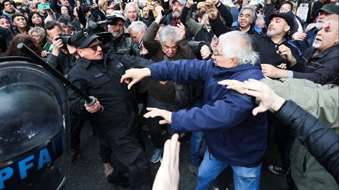 La Policia Federal reprimió a los jubilados que se manifestaban en las puertas del Congreso.