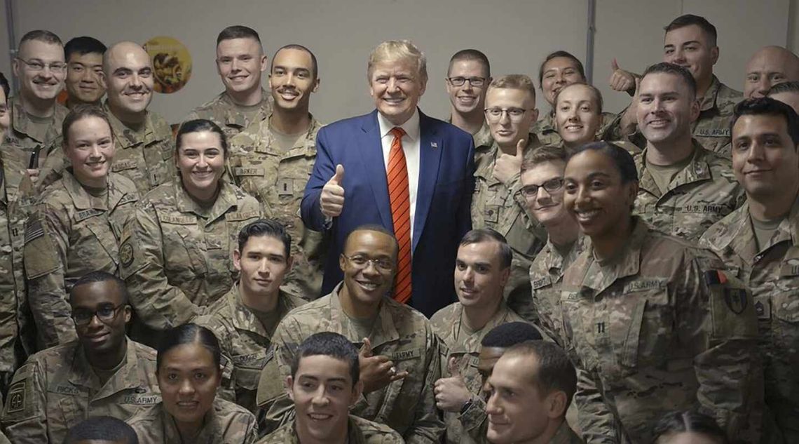 Donald Trump con miembros de las Fuerzas Armadas de Estados Unidos (archivo)