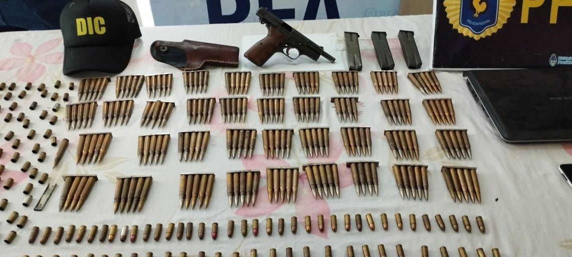 Las armas y las municiones fueron encontradas en el domicilio que usaba Carlos Pérez en Resistencia.