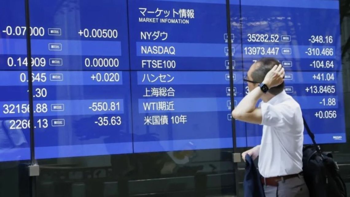 La Bolsa de Japón sufrió una caída histórica esta madrugada. El Nikkei se desplomó un 12