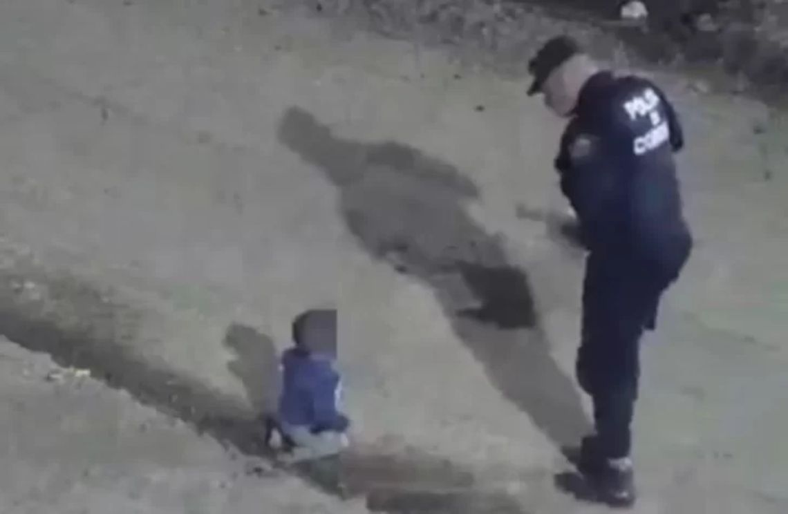 La Policía de Córdoba rescató un bebé que estaba gateando por la calle solo a la madrugada 