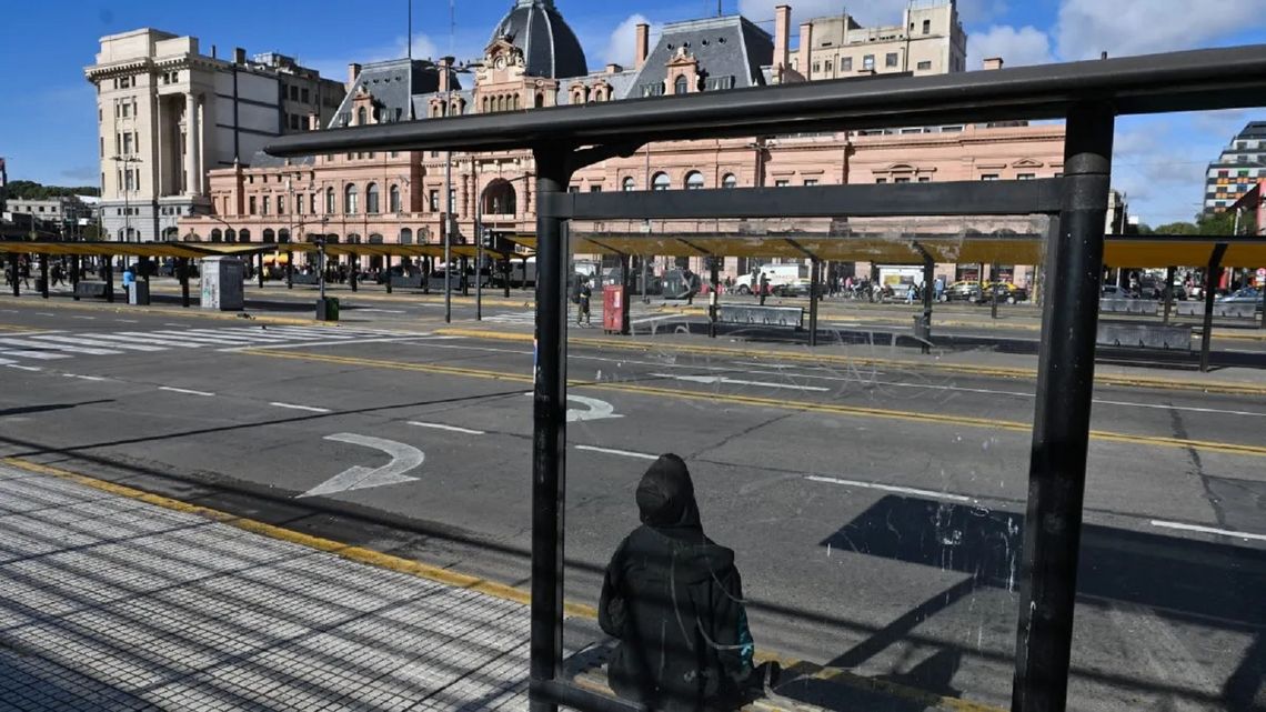 Las paradas de colectivos de Constitución vacías