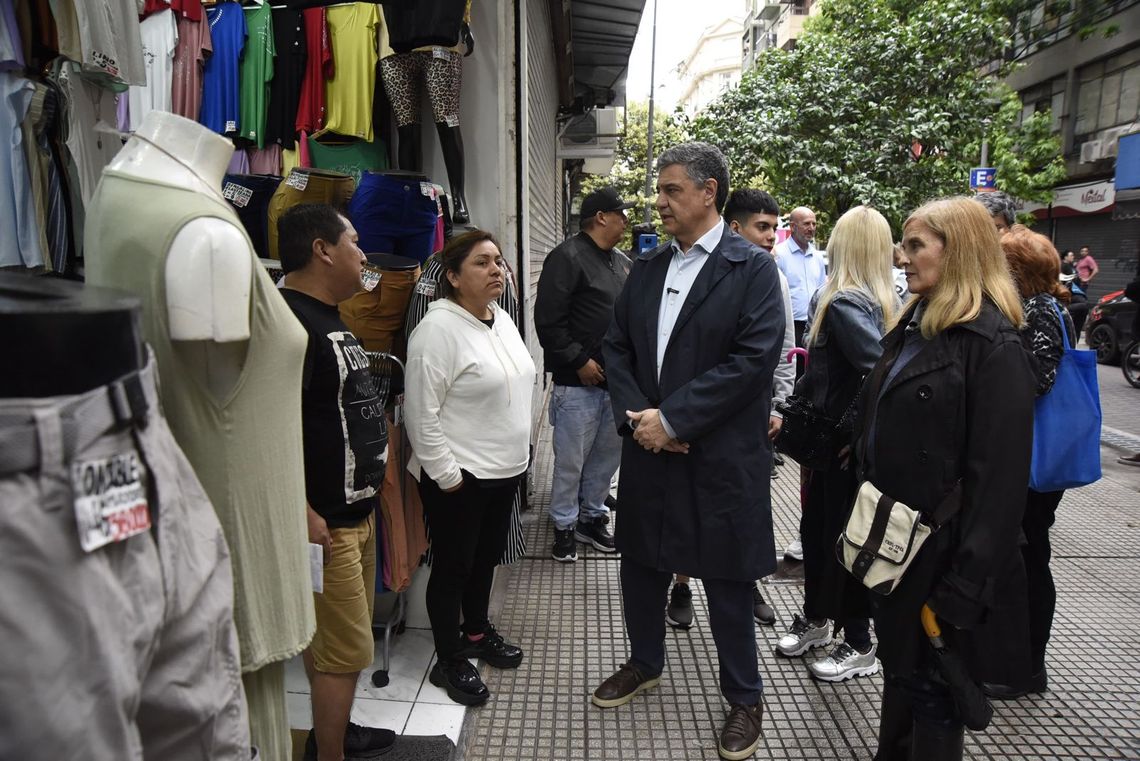 Jorge Macri con vecinos del barrio de Once