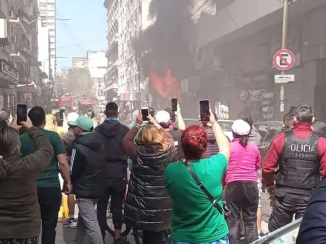 Fuerte incendio en el barrio porteño de Once