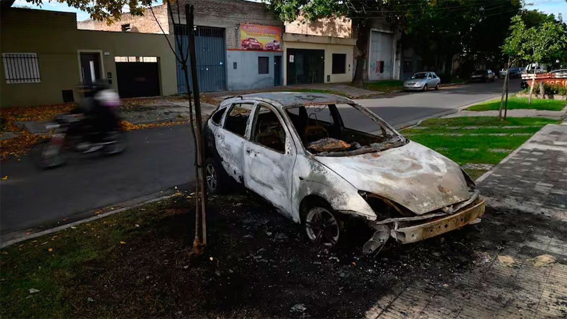 Uno de los autos incendiados esta madrugada en Rosario.