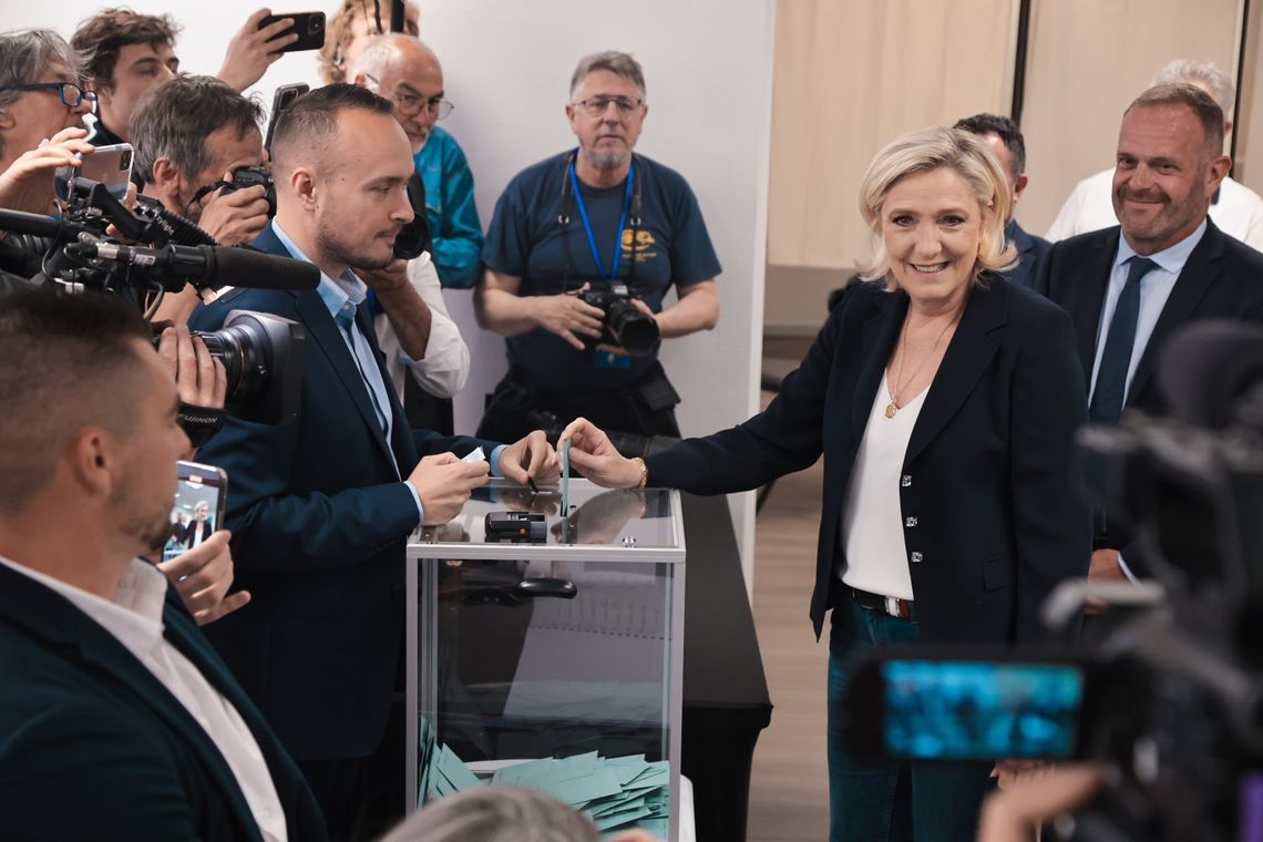 París - Marine Le Pen vota en las elecciones parlamentarias de Francia