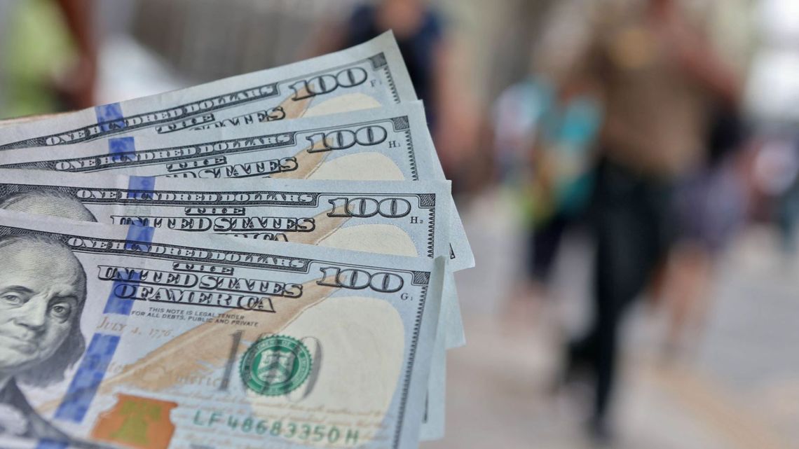 El dólar blue volvió a experimentar una suba. 