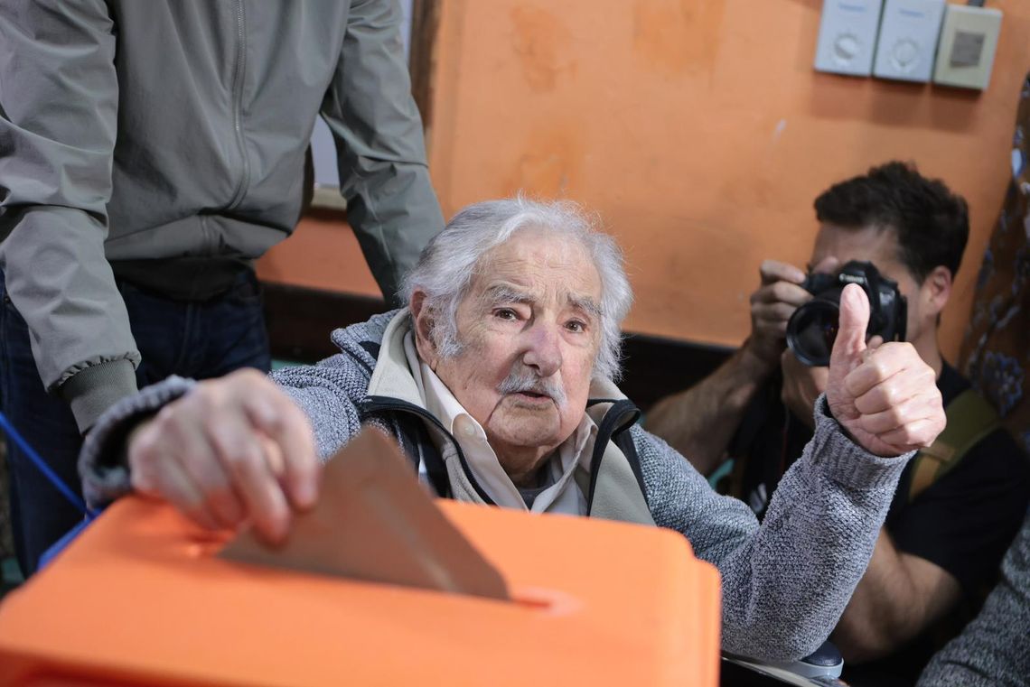 Pepe Mujica emitió su voto a primera hora de la mañana.