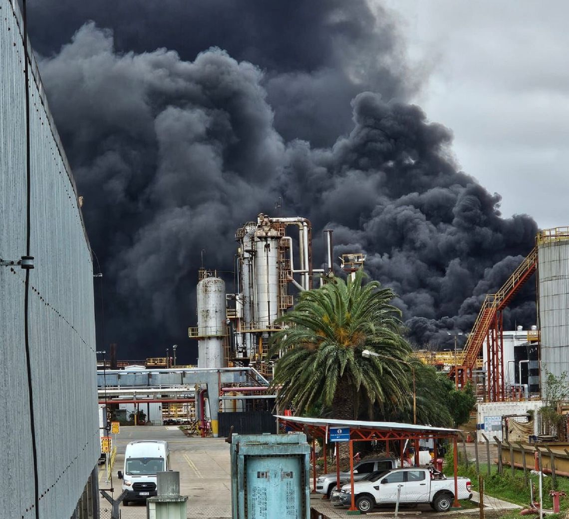 El humo negro saliendo de la refinería que YPF tiene en Ensenada.