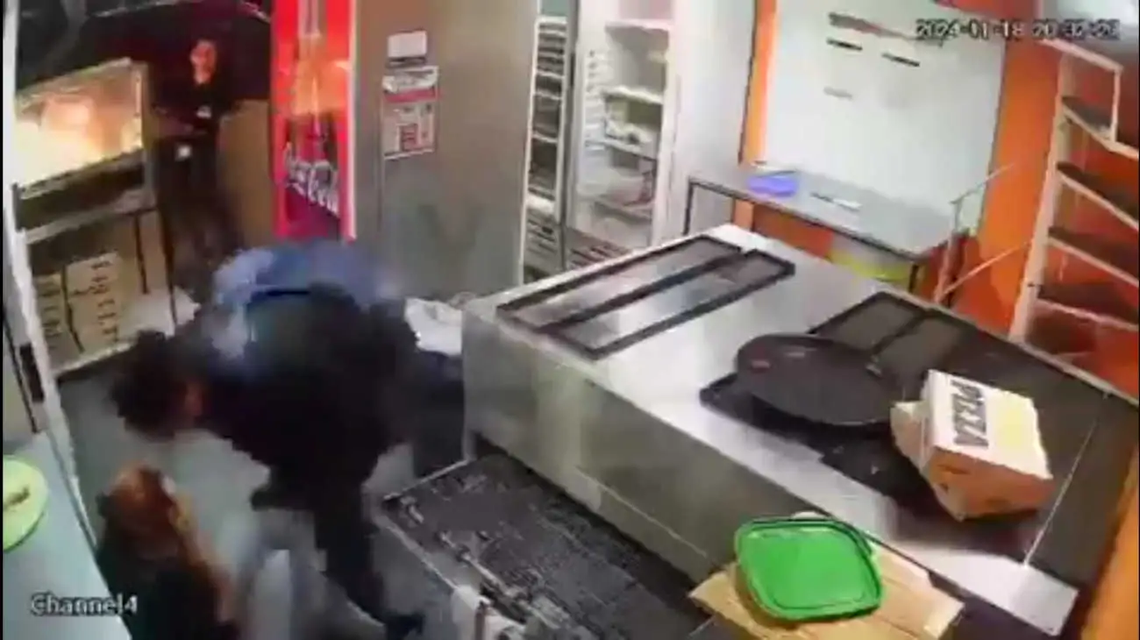 Las imágenes de una cámara de seguridad de la pizzería reflejaron el momento en el que la mujer