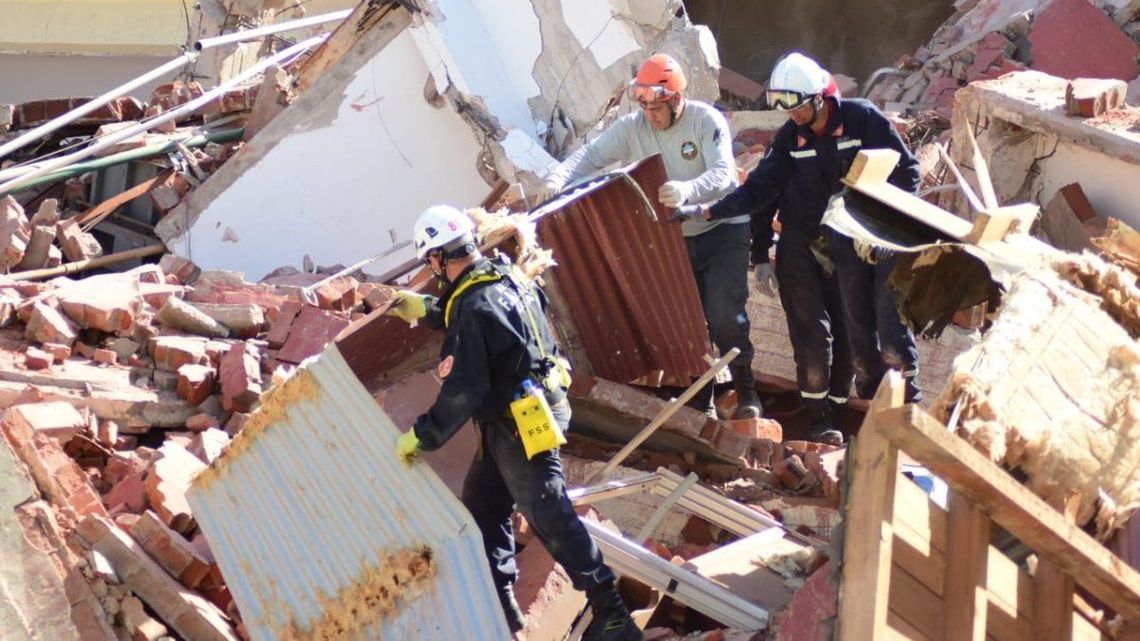 En el lugar trabajan varias dotaciones de bomberos de la zona.