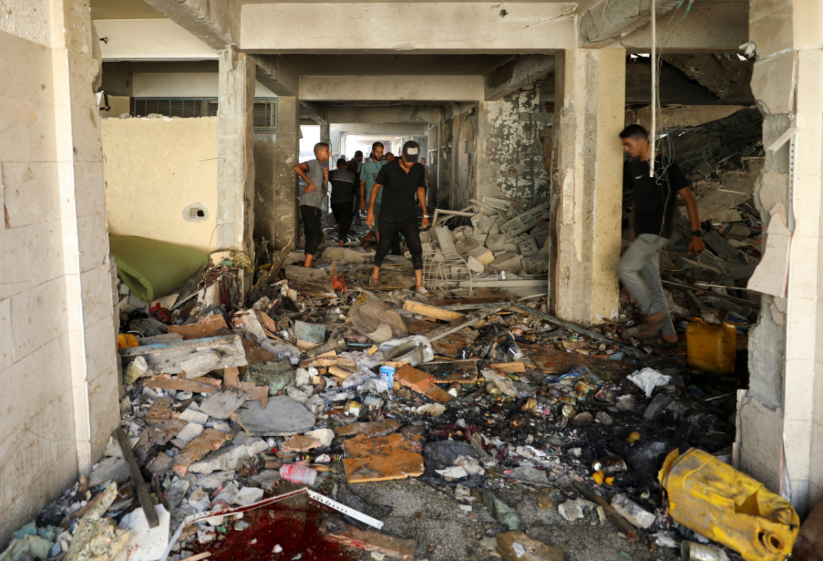 Bombardeo de Israel sobre una escuela de Gaza. Foto: REUTERS.